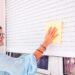Descubra os truques dos profissionais para limpar cortinas e persianas de maneira eficiente.