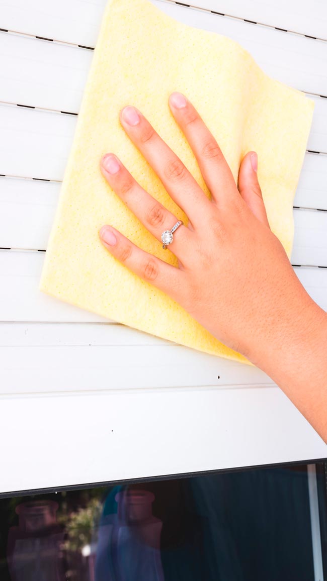 Descubra os truques dos profissionais para limpar cortinas e persianas de maneira eficiente.