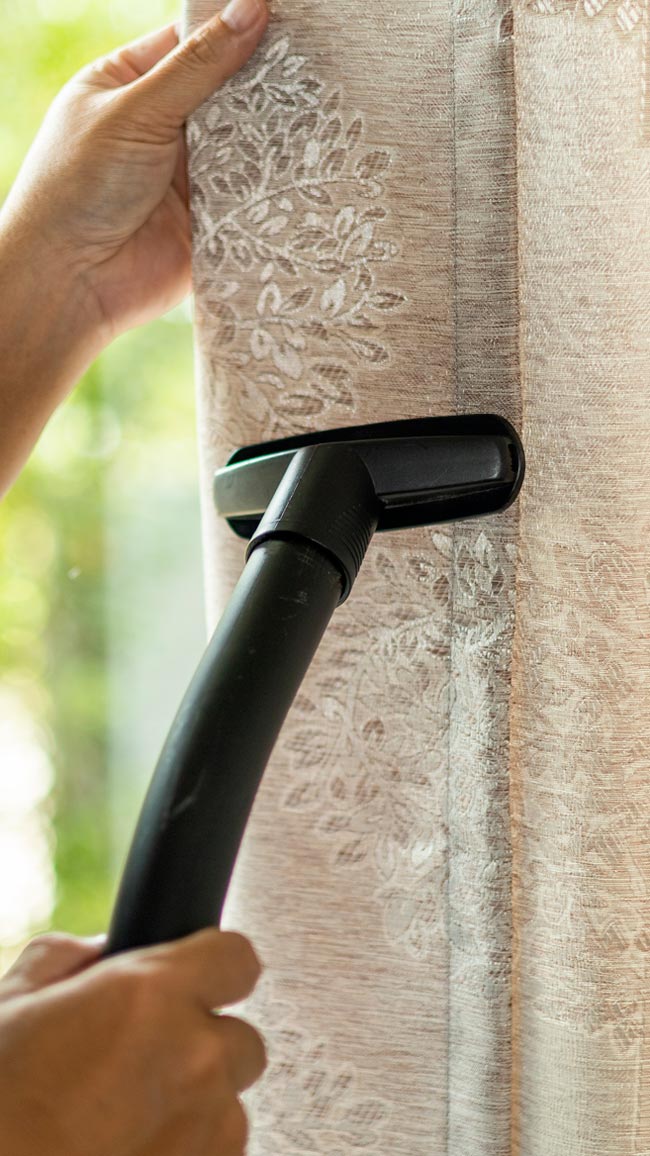 Aprenda a limpar cortinas e persianas corretamente Descubra os truques dos profissionais para limpar cortinas e persianas de maneira eficiente.