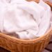 Aprenda a limpar e remover manchas amarelas da roupa branca Tenha sempre a roupa branca impecável e resplandecente!