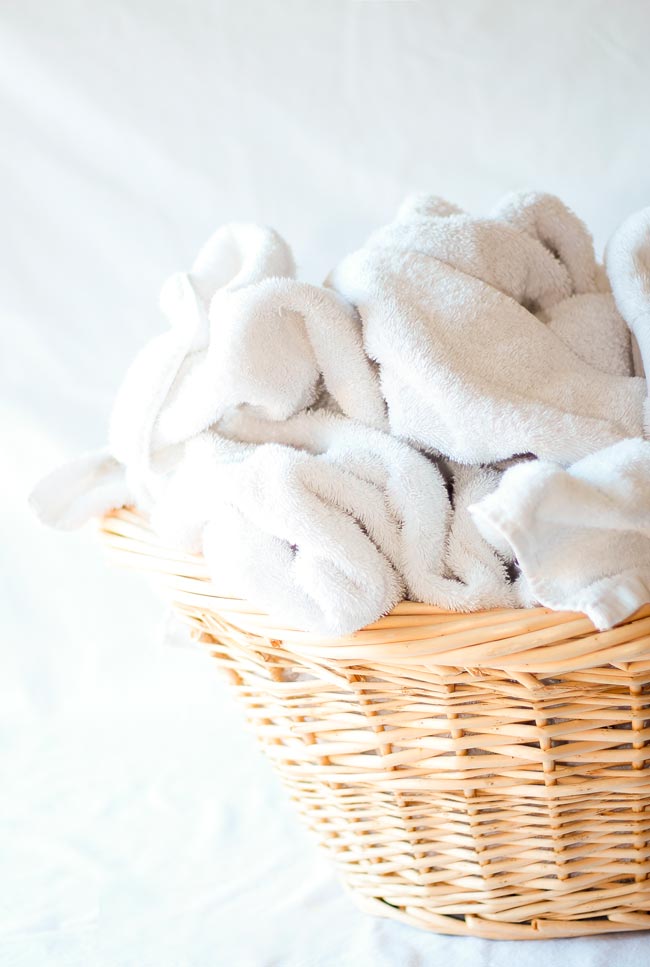 Aprenda a limpar e remover manchas amarelas da roupa branca Tenha sempre a roupa branca impecável e resplandecente!