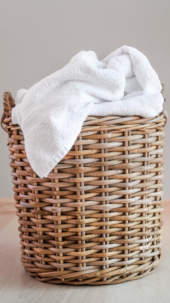 Aprenda a limpar e remover manchas amarelas da roupa branca Tenha sempre a roupa branca impecável e resplandecente!