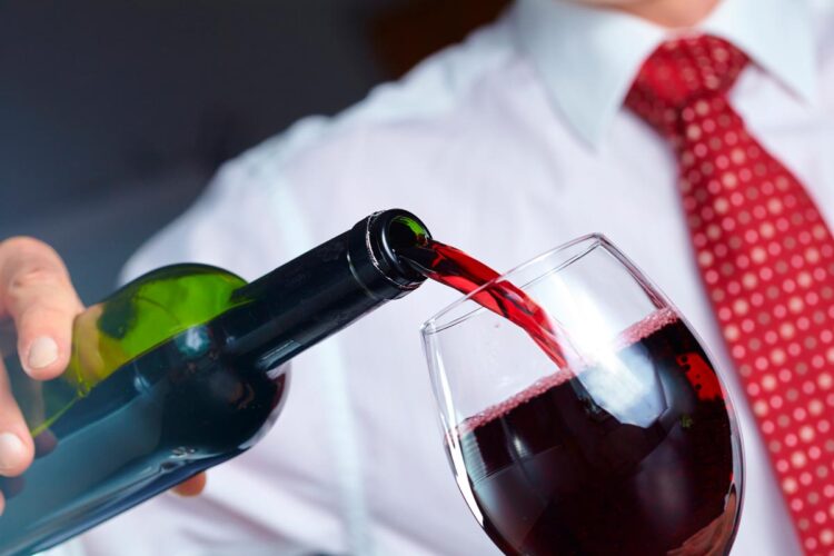Diga adeus às manchas de vinho tinto e mantenha as suas roupas e tecidos impecáveis!