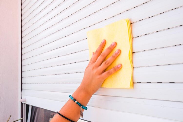 Limpar persianas nunca foi tão fácil! Descubra técnicas eficazes para manter as suas janelas impecáveis e livres de poeira.
