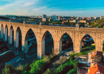 O aqueduto das águas livres é composto por uma série de arcos de pedra que se estendem por mais de 18 quilómetros. É uma obra monumental, que se destaca pela sua beleza e imponência.