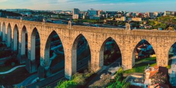 O aqueduto das águas livres é composto por uma série de arcos de pedra que se estendem por mais de 18 quilómetros. É uma obra monumental, que se destaca pela sua beleza e imponência.