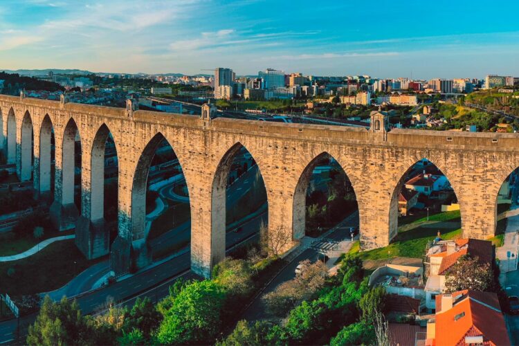 O aqueduto das águas livres é composto por uma série de arcos de pedra que se estendem por mais de 18 quilómetros. É uma obra monumental, que se destaca pela sua beleza e imponência.