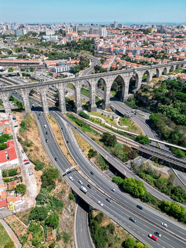 Aqueduto das Águas Livres: uma obra emblemática em Lisboa O aqueduto das águas livres é composto por uma série de arcos de pedra que se estendem por mais de 18 quilómetros. É uma obra monumental, que se destaca pela sua beleza e imponência.