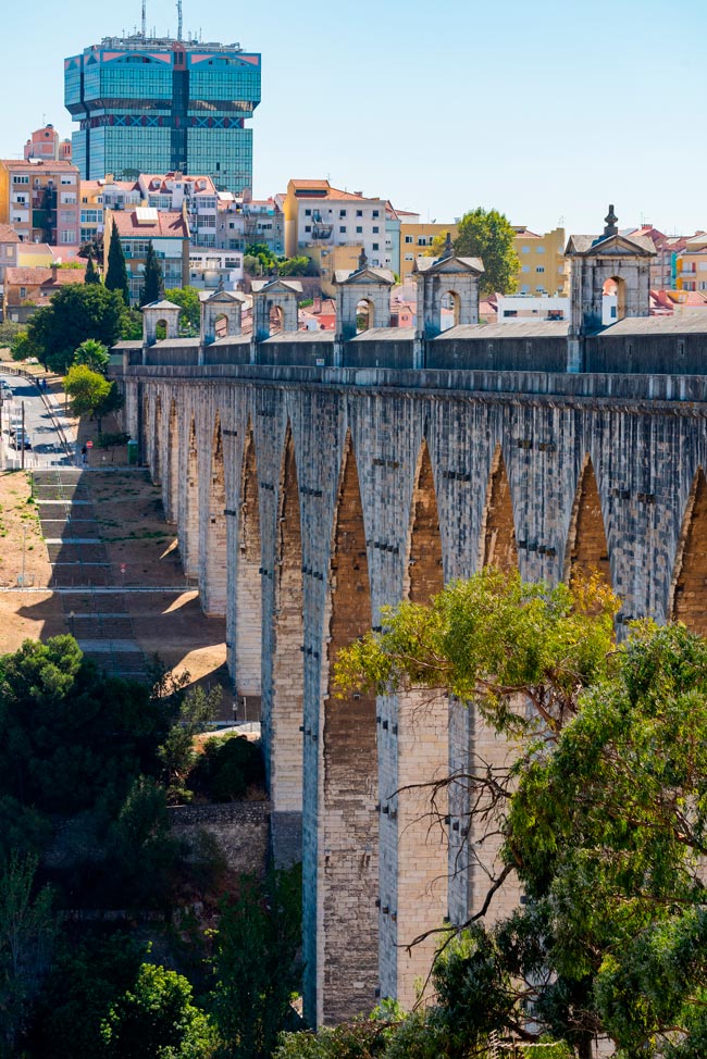 Aqueduto das Águas Livres: uma obra emblemática em Lisboa O aqueduto das águas livres é composto por uma série de arcos de pedra que se estendem por mais de 18 quilómetros. É uma obra monumental, que se destaca pela sua beleza e imponência.