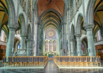 Descubra a beleza arquitetónica e histórica destes locais sagrados que não pode ignorar!