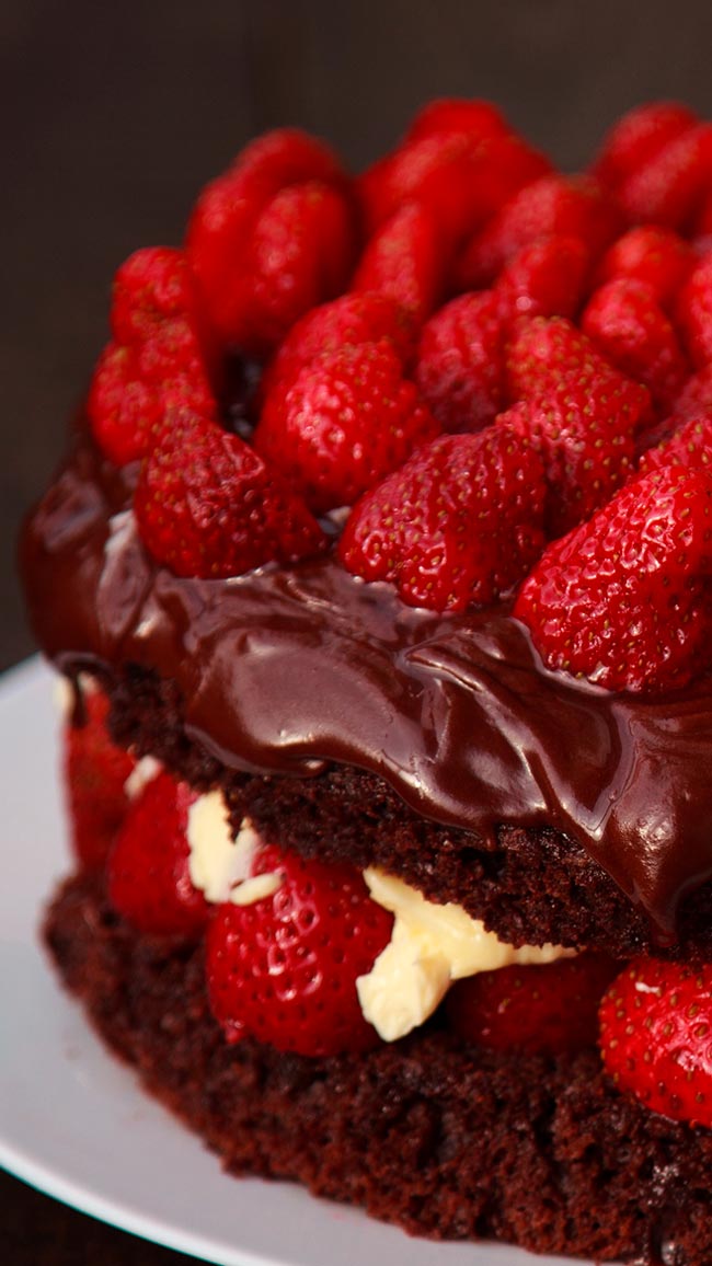 Bolo de chocolate recheado com morango e chantili Renda-se a um momento de puro prazer com esta receita.