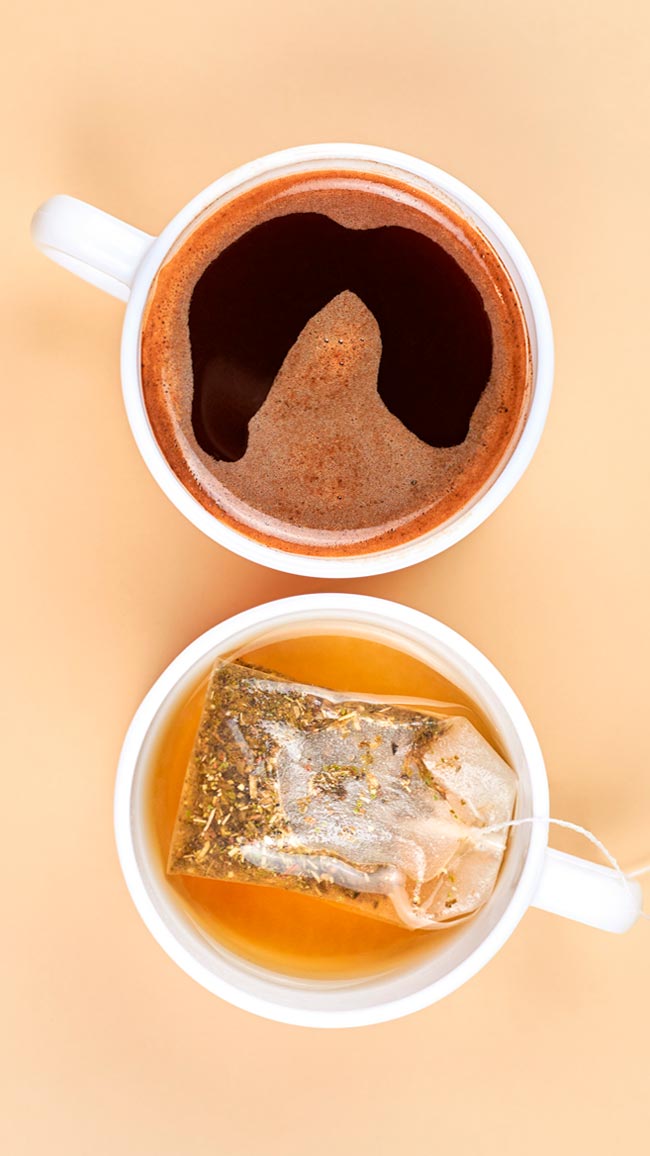 Café ou Chá Verde, qual a melhor escolha? Encontre a bebida ideal! Ambas têm vantagens e desvantagens. Café ou Chá Verde