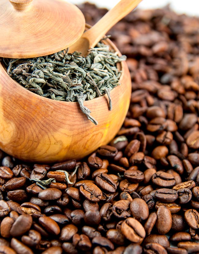 Café ou Chá Verde, qual a melhor escolha? Encontre a bebida ideal! Ambas têm vantagens e desvantagens. Café ou Chá Verde