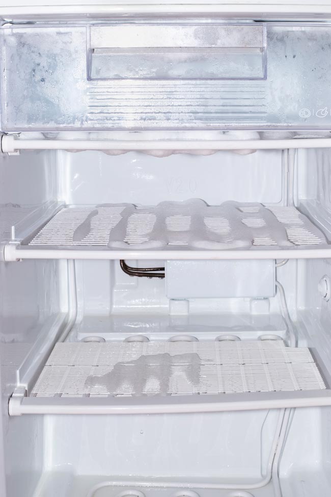 Como descongelar o frigorífico rapidamente com eficácia Confira os melhores métodos para descongelar o frigorífico de forma rápida e eficaz! Como descongelar o frigorífico rapidamente com eficácia