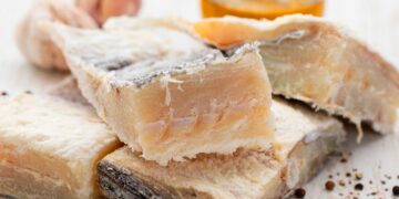 Aprenda a dessalgar bacalhau rapidamente sem complicações