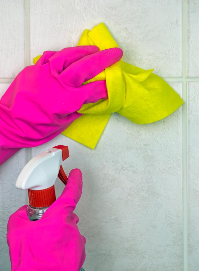 Como limpar azulejos na perfeição e sem esforço Pare de lutar contra as manchas nos azulejos! Confira métodos eficazes que garantem um ambiente brilhante e convidativo.