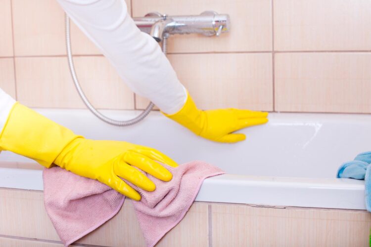 Tenha sempre uma banheira reluzente e livre de manchas. Tirar manchas da banheira