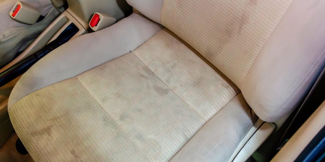 Como limpar os estofos do carro: guia completo e eficaz