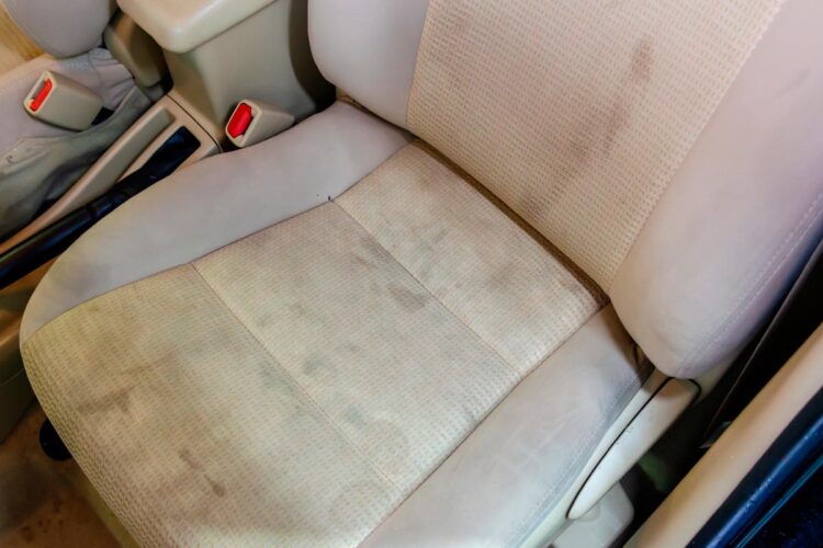 Aplique os nossos métodos para limpar estofos do carro e obtenha resultados surpreendentes.