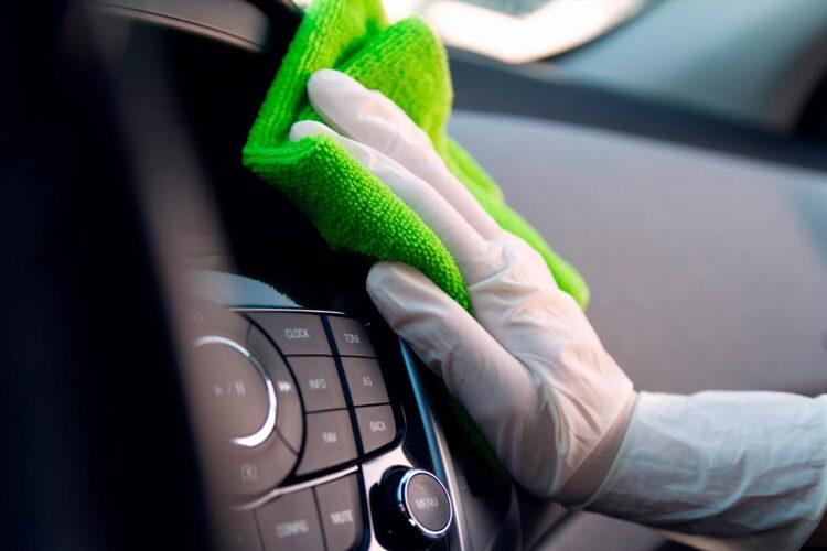 Explore as melhores maneiras de limpar o interior e exterior do carro, garantindo um visual impressionante!