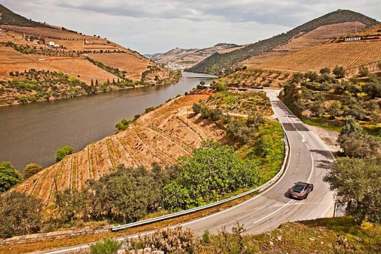 A EN222, na região vinícola do Douro, foi considerada a melhor estrada do mundo.