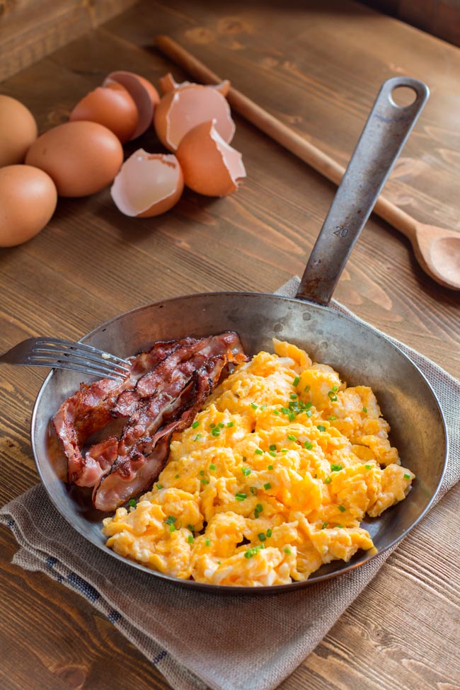 Evite os 13 erros mais frequentes ao cozinhar ovos Evite os 13 erros mais frequentes ao cozinhar ovos. Com um pouco de prática, vai-se tornar num mestre cozinheiro de ovos.