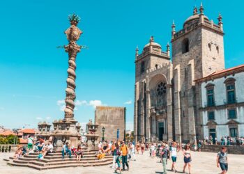 O Pelourinho falso e a Torre Medieval no Porto