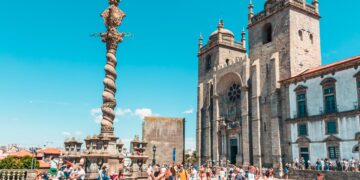O Pelourinho falso e a Torre Medieval no Porto