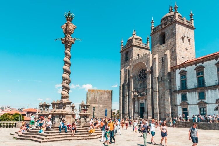 O Pelourinho falso e a Torre Medieval no Porto