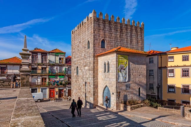 O Pelourinho falso e a Torre Medieval no Porto Histórias escondidas do Porto! Viaje no tempo e conheça a herança medieval da cidade e as suas curiosidades únicas.