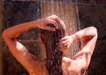 Evite os erros mais comuns ao tomar banho e transforme esse momento num ritual de relaxamento eficaz.