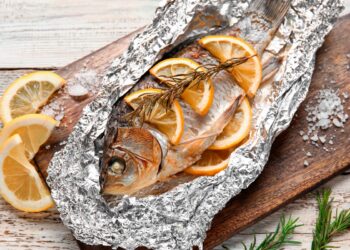 Não subestime o poder do papel de alumínio! Ele é um aliado versátil em várias situações.