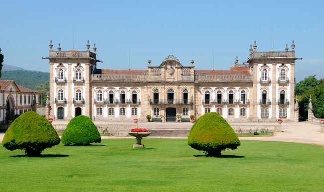Palácio da Brejoeira: uma joia no Norte de Portugal Aprecie o esplendor do Palácio da Brejoeira, uma joia da coroa que guarda segredos e de beleza inigualável.