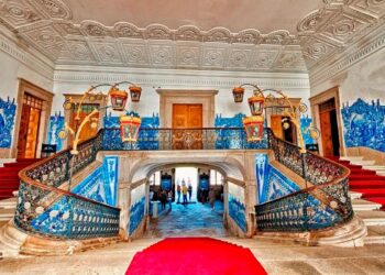 Aprecie o esplendor do Palácio da Brejoeira, uma joia da coroa que guarda segredos e de beleza inigualável.