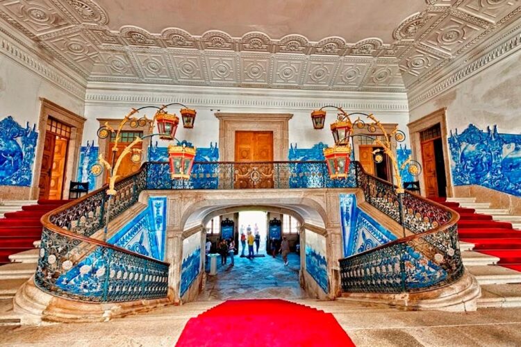 Aprecie o esplendor do Palácio da Brejoeira, uma joia da coroa que guarda segredos e de beleza inigualável.