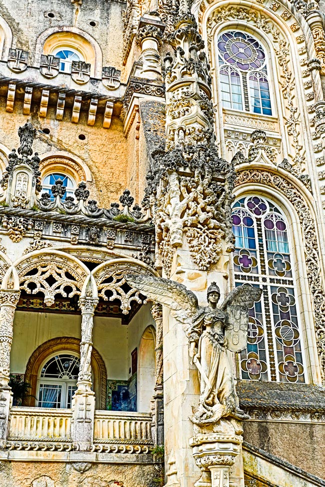 Palácio do Bussaco: arquitetura majestosa e jardins deslumbrantes Não perca a oportunidade de mergulhar na beleza e história do incrível Palácio do Bussaco!