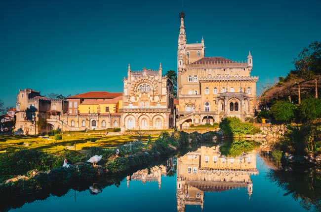 Palácio do Bussaco: arquitetura majestosa e jardins deslumbrantes Não perca a oportunidade de mergulhar na beleza e história do incrível Palácio do Bussaco!