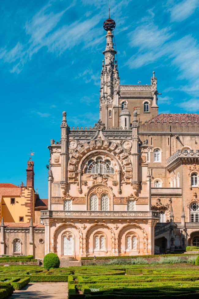 Palácio do Bussaco: arquitetura majestosa e jardins deslumbrantes Não perca a oportunidade de mergulhar na beleza e história do incrível Palácio do Bussaco!
