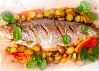 A tradição à mesa com a melhor receita de peixe no forno à portuguesa!