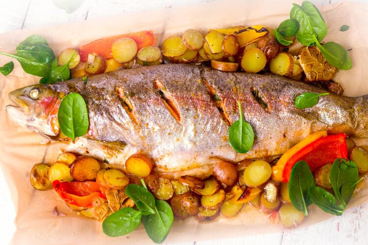 A tradição à mesa com a melhor receita de peixe no forno à portuguesa!