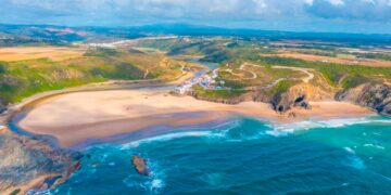 Descubra a beleza única da Praia de Odeceixe. Um paraíso natural que cativa todos os que a visitam!