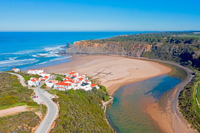 Praia de Odeceixe, um paraíso na costa alentejana Descubra a beleza única da Praia de Odeceixe. Um paraíso natural que cativa todos os que a visitam!