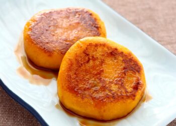 Encante o seu paladar com esta delícia irresistível. Queijadas de laranja húmidas