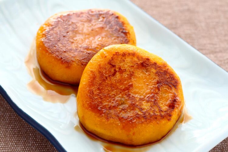 Encante o seu paladar com esta delícia irresistível. Queijadas de laranja húmidas