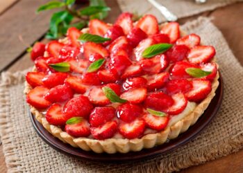 Aprenda a criar uma sobremesa irresistível para toda a família e amigos! Tarte de morango simples e fácil