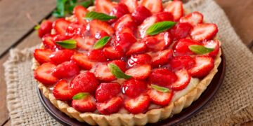 Aprenda a criar uma sobremesa irresistível para toda a família e amigos! Tarte de morango simples e fácil