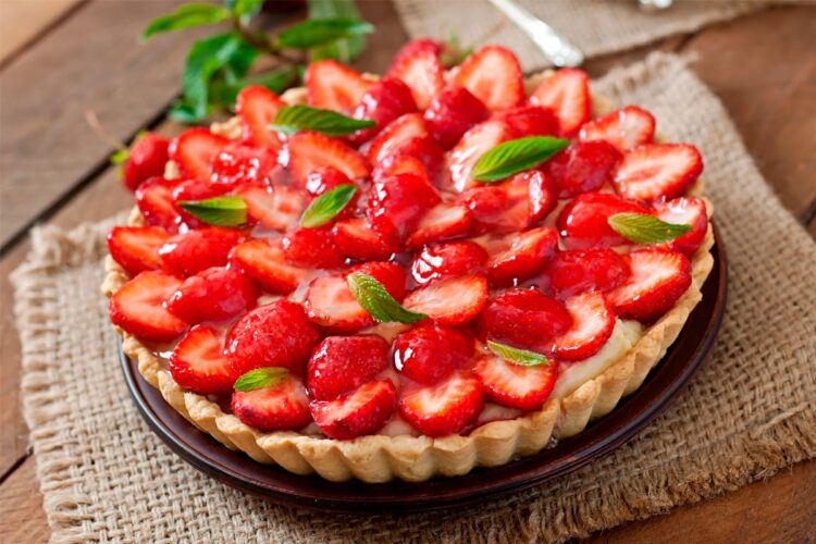 Tarte de morango simples e fácil Aprenda a criar uma sobremesa irresistível para toda a família e amigos! Tarte de morango simples e fácil
