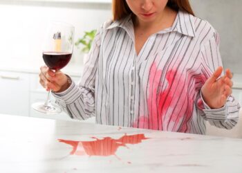 Dicas que funcionam para remover nódoas de vinho tinto ou gordura das roupas!