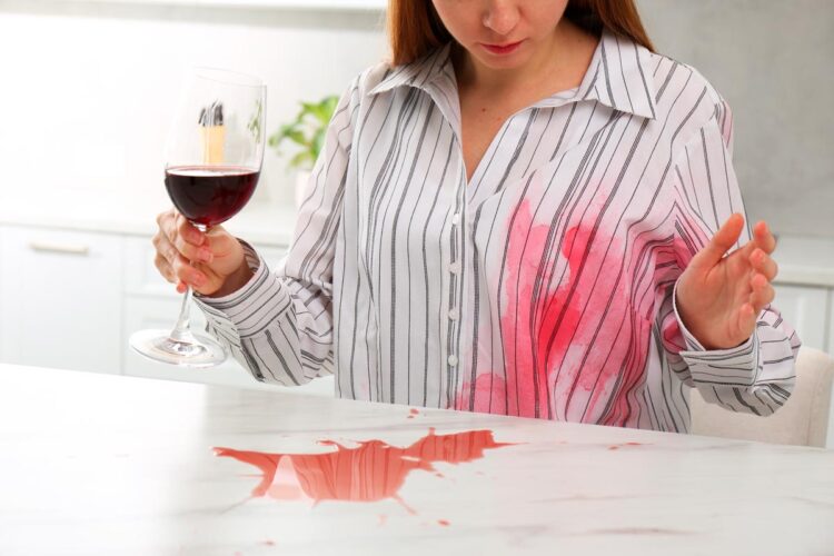 Gordura ou vinho tinto: aprenda a tirar nódoas com sucesso Dicas que funcionam para remover nódoas de vinho tinto ou gordura das roupas!