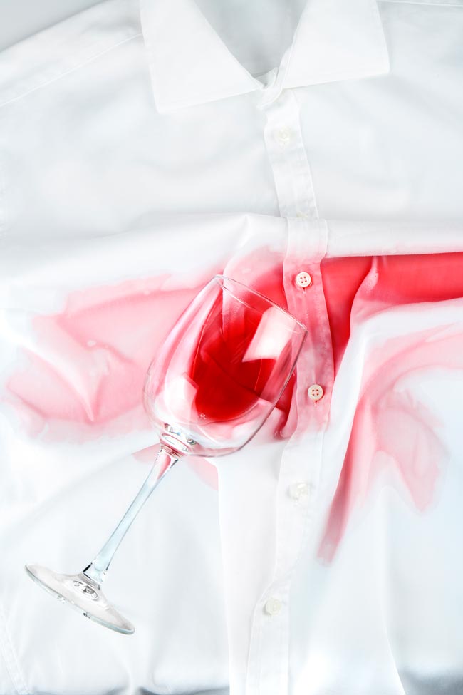 Gordura ou vinho tinto: aprenda a tirar nódoas com sucesso Dicas que funcionam para remover nódoas de vinho tinto ou gordura das roupas!